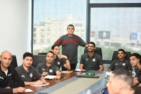 أوسكار يراجع يراجع حالات الـ "VAR" مع الحكام